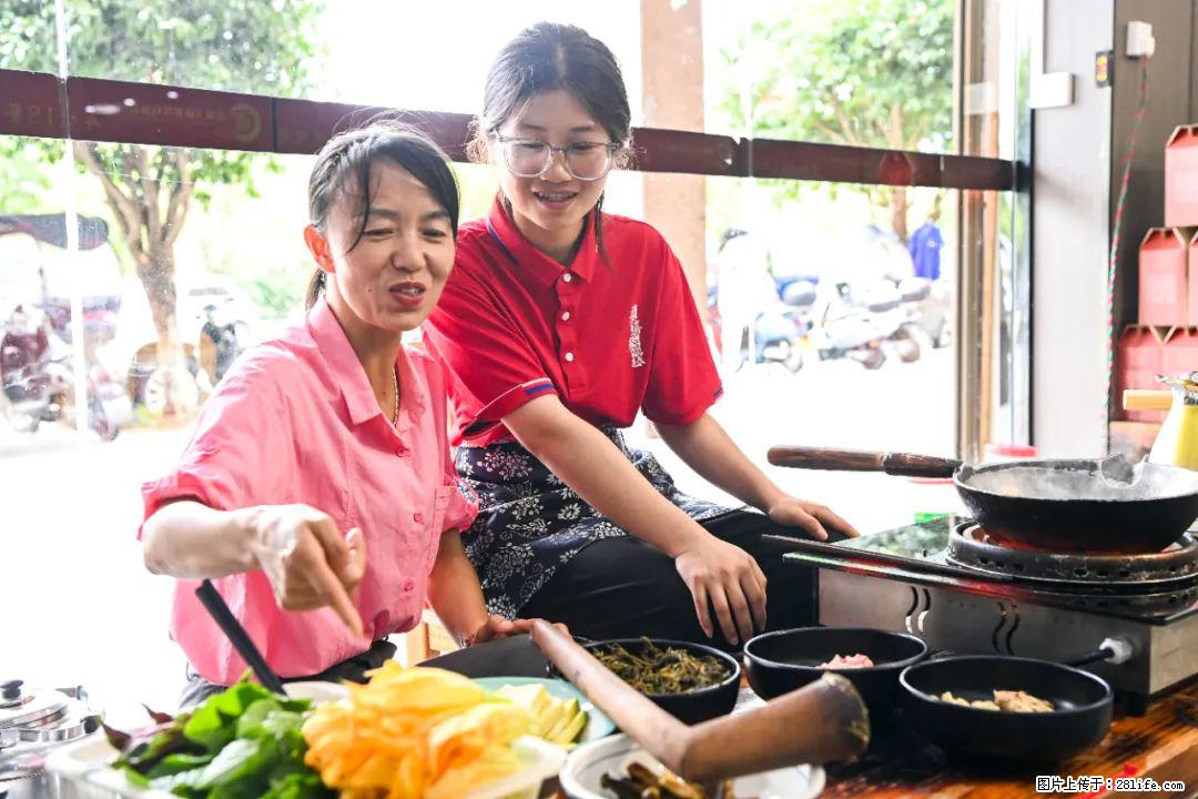全网追的“扁担女孩”，找了一份暑假工，时薪12元 - 乌兰察布生活资讯 - 乌兰察布28生活网 wlcb.28life.com