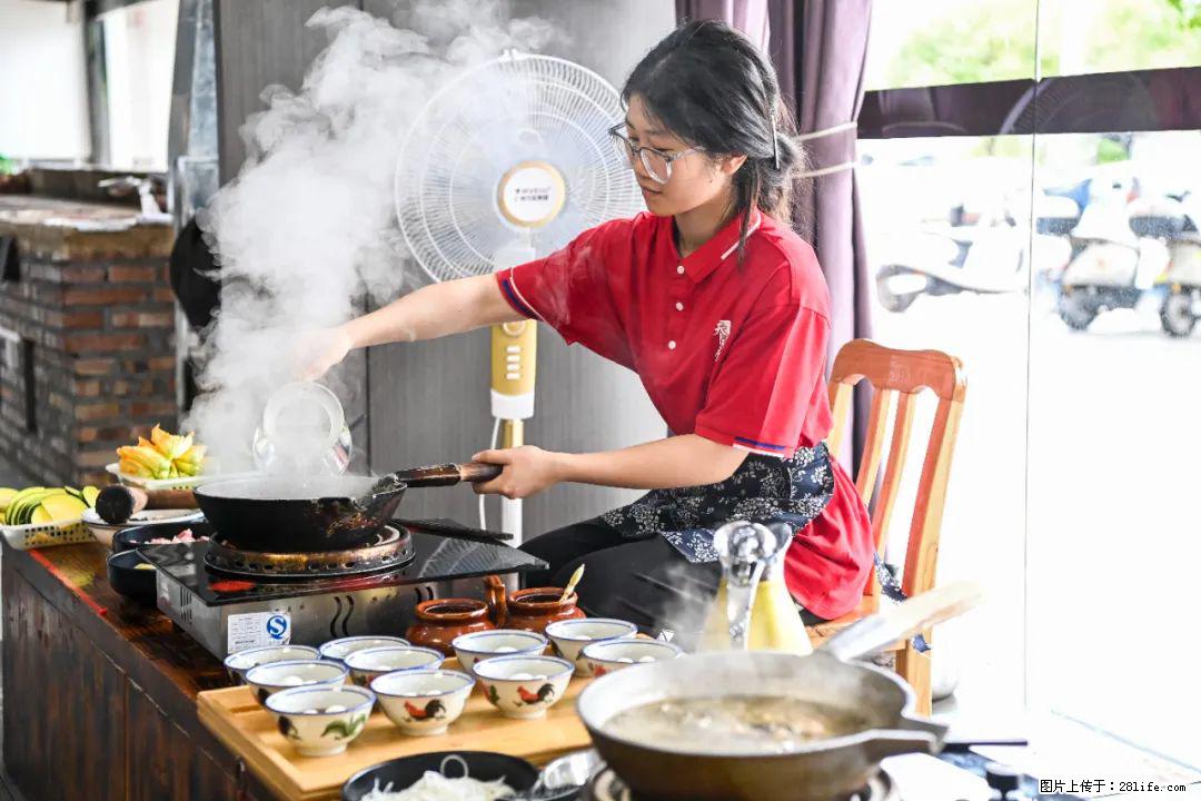 全网追的“扁担女孩”，找了一份暑假工，时薪12元 - 乌兰察布生活资讯 - 乌兰察布28生活网 wlcb.28life.com